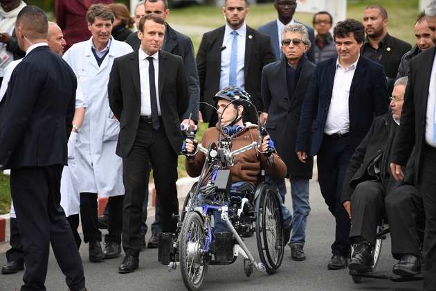 Le candidat d'En Marche! Emmanuel Macron (3eD) lors d'une visite de l'hôpital de Garches (Hauts-de-Seine), en compagnie du Dr Patrick Pelloux (2eD), syndicaliste et médecin urgentiste