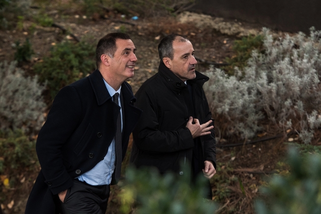 Le président du conseil exécutif Gilles Simeoni (G) et celui de l'Assemblée de Corse Jean-Guy Talamoni (D), après un discours d'Emmanuel Macron, à Bastia, le 7 février 2018