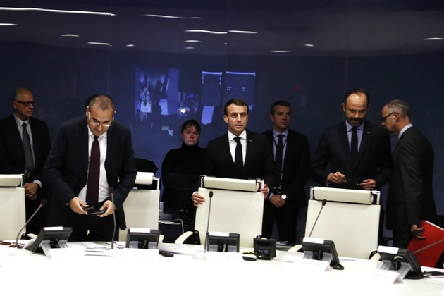 Le président Emmanuel Macron (c) en réunion de crise avec laurent Nuñez (centre, g) secrétaire d'Etat à l'Intérieur, le 11 décembre 2018 