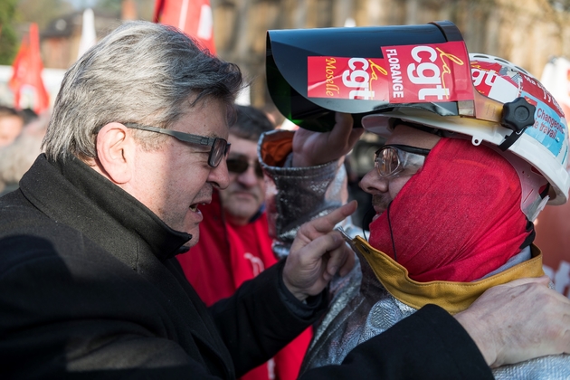 Jean-Luc Mélenchon parle avec un ouvrier métallurgiste lors de la manifestation à Florange