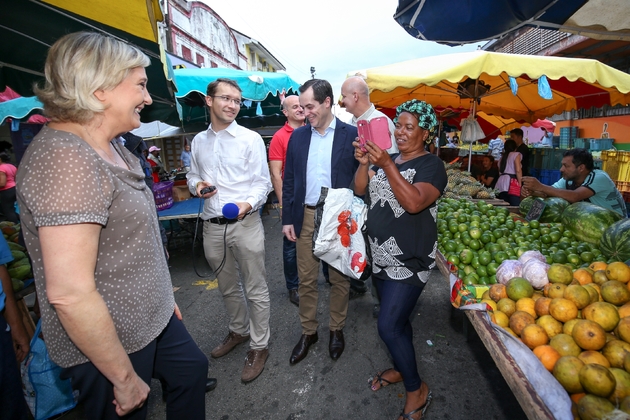 Marine Le Pen sur un marché de Cayenne en Guyane le 16 décembre 2016 