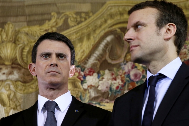 Manuel Valls (g), alors Premier ministre, et Emmanuel Macron (d), alors ministre de l'Economie, lors d'une conférence de presse à Paris le 8 février 2016