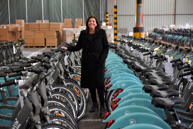 Anna Hidalgo pose sur fond de nouveaux vélos électrique à Paris, le 10 décembre 2017