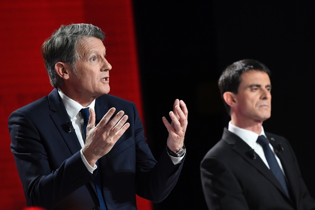 Vincent Peillon (G) et Manuel Valls lors du deuxième débat télévisé de la primaire du PS et de ses alliés, le 15 janvier 2017, à Paris.