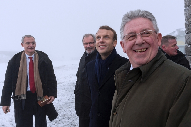 Emmanuel Macron et le président du conseil départemental du Puy-de-Dôme Jean-Yves Gouttebel arrivent au sommet du Puy-de-Dôme le 26 janvier 2018