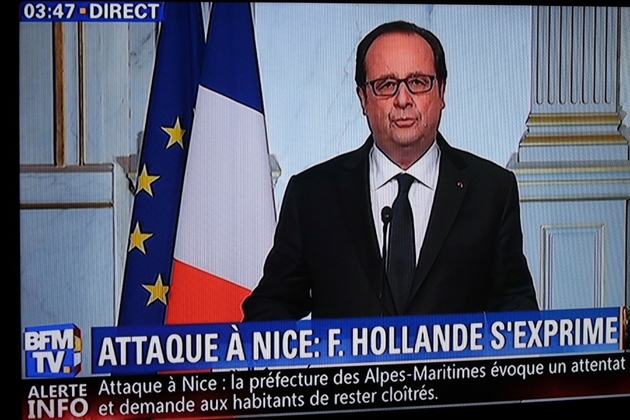 Capture d'écran de l'intervention télévisée de François Hollande le 14 juillet 2015 depuis l'Elysée à Paris, lors de l'attentat au camion à Nice