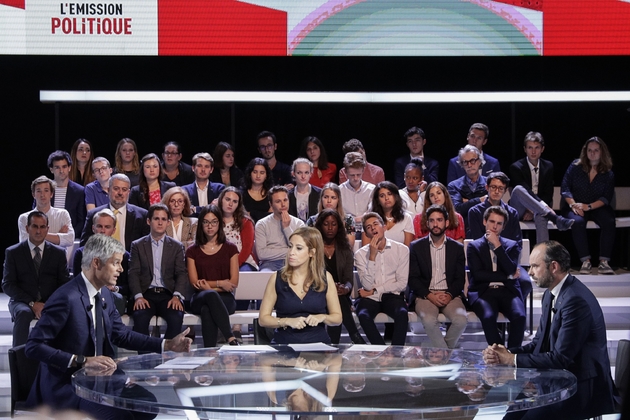 Le Premier ministre Edouard Philippe (d) et le président de LR, Laurent Wauquiez lors d'un débat télévisé animé par la journaliste Léa Salamé, le 27 septembre 2018 sur le plateau de 