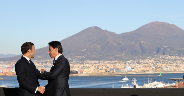 Emmanuel Macron et Giuseppe Conte avec le Vésuve en arrière-plan, à Naples le 27 février 2020devant 