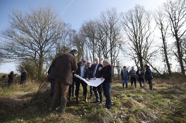 Des sénateurs et des membres de la commission d'enquête sur le projet d'aéroport regardent une carte pendant une visite de la ZAD de Notre-Dame-des-Landes, le 17 février 2017