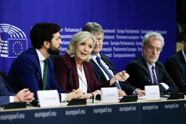Marine Le Pen (c) donne une conférence de presse au Parlement européen à Bruxelles, le 13 juin 2019