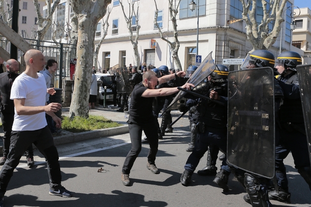 Heurts entre policiers et manifestants anti-FN, le 8 avril 2017 à Ajaccio