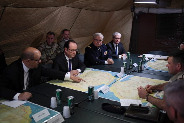 Jean-Yves Le Drian et François Hollande avec les soldats de la force Barkhane le  le 13 janvier 2017 à Gao