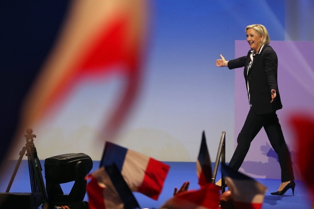 Marine Le Pen arrive sur scène à un meeting électoral à Nice le 27 avril 2017