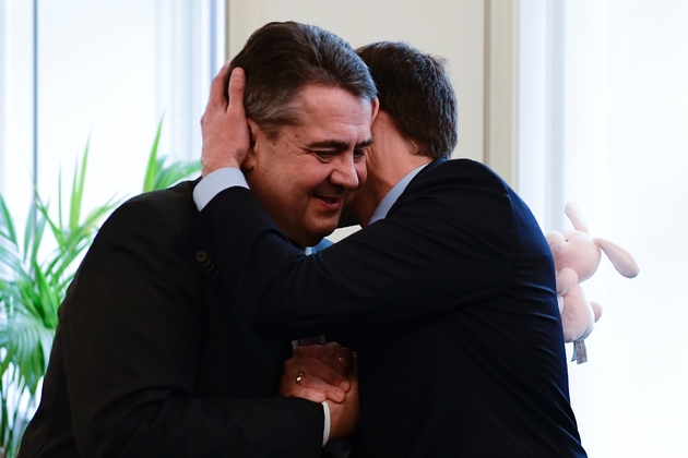 Le candidat à la présidentielle Emmanuel Macron enlace le ministre allemand des Affaires étrangères, Sigmar Gabriel, le 16 mars 2017