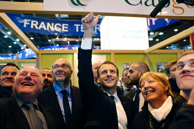 Le président Emmanuel Macron (c) avec le ministre de l'Agriculture Stéphane Travert, visitent le salon de l'Agriculture le 24 février 2018