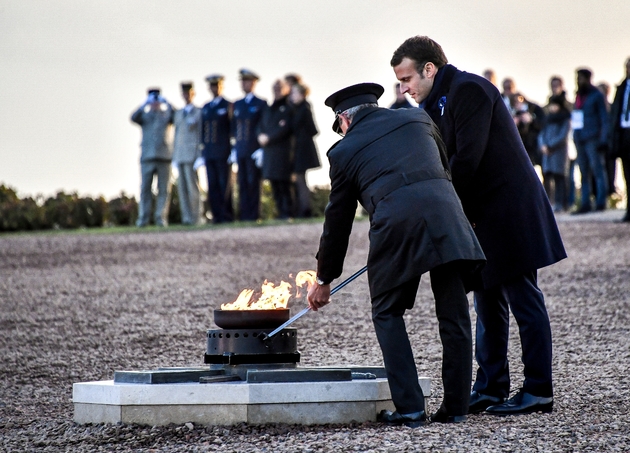 Emmanuel Macron ravive la flamme du soldat inconnu au cimetière militaire de Notre Dame de Lorette, à Ablain-Saint-Nazaire (Pas-de-Calais) le 8 novembre 2018