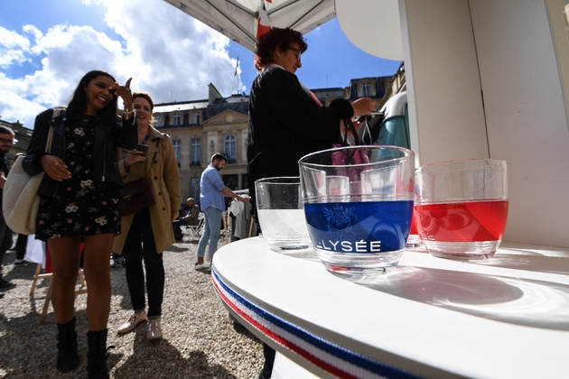 Deux des objets vendus à la boutique de l'Elysée le 15 septembre 2018