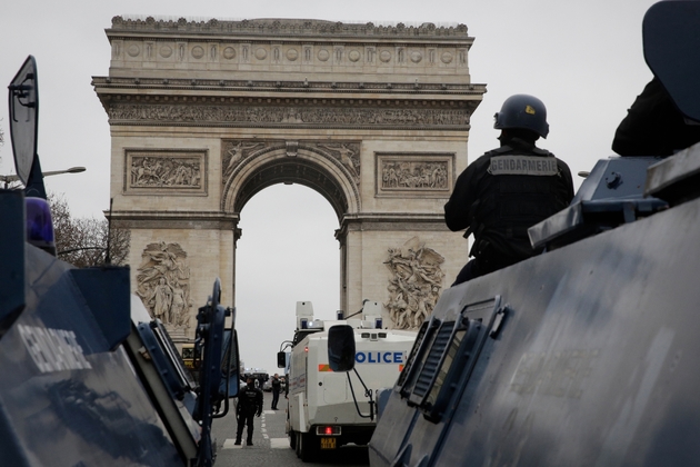 Les forces de l'ordre stationnées sur les Champs-Elysées à Paris lors d'une manifestation de 