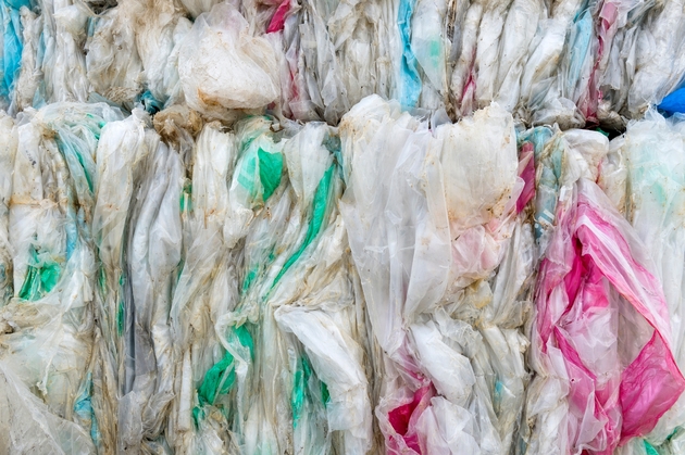 Piles de plastiques dans une entreprise de recyclage à Montbrison, en avril 2019