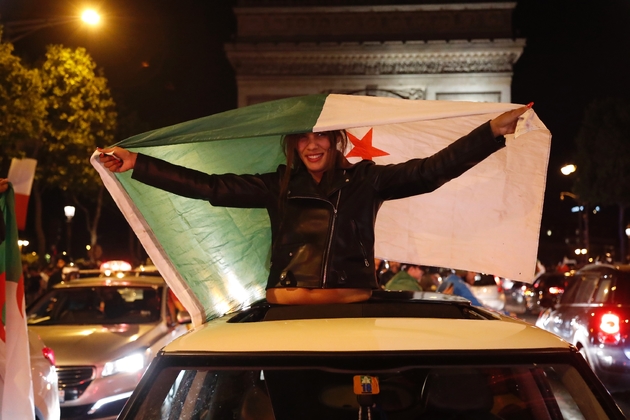 Des supporters de l'équipe de foot d'Algérie sur les Champs Elysées, le 14 juillet 2019 à Paris