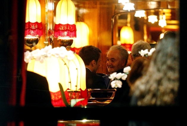 Emmanuel Macron et Jacques Attali fêtent les résultats du 1er tour au resturant La Rotonde à Paris, le 23 avril 2017
