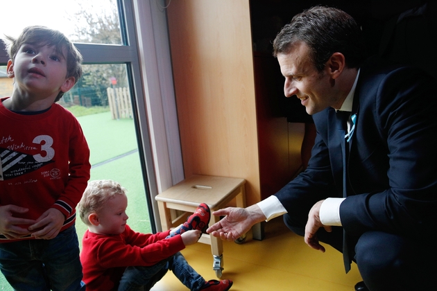 Le président Emmanuel Macron visite la crèche Graffiti, association le Moulin vert où des enfants autistes côtoient d'autres enfants, le 5 avril 2018 à Rouen