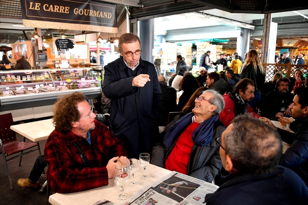 Pierre Hurmic (debout), candidat à la mairie de Bordeaux pour Europe-Ecologie/Les Verts (EELV), en campagne sur marché le 9 février 2020