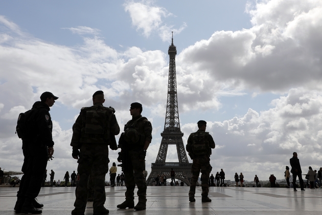 Des soldats et des policiers de l'opération Sentinelle à Paris, le 12 septembre 2017