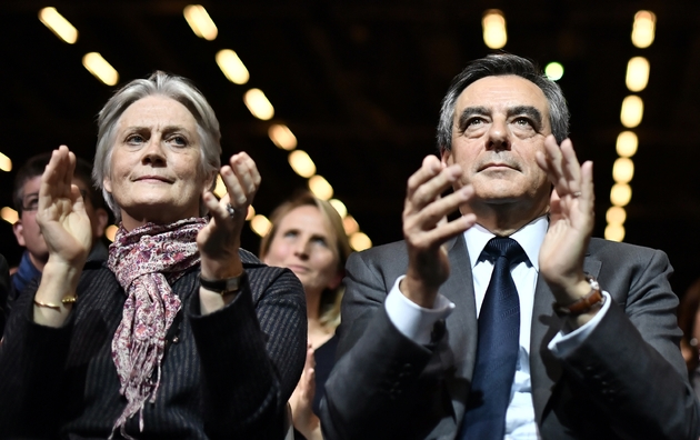 François Fillon (d) et son épouse Penelope, le 25 novembre 2016 à Paris