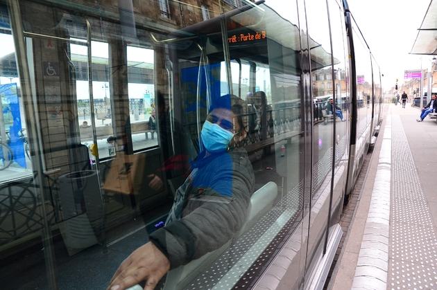 Un homme porte un masque pour se protéger du coronavirus, dans un tramway à Bordeaux le 19 mars 2020 
