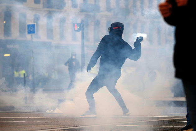 Un manifestant lance un projectile lors d'un rassemblement des 