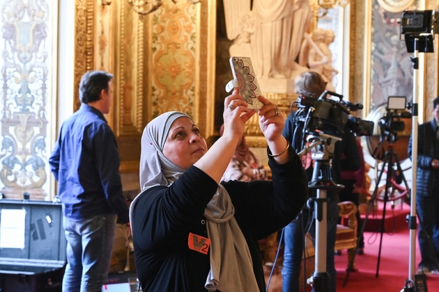 Selfie d'une femme voilée en visite au Sénat, lors du débat sur le port du voile pour les mères accompagnatrices de sorties scolaires