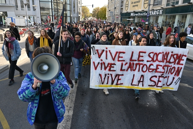 Des étudiants manifestent à Lyon, quatre jours après l'immolation d'un étudiant, le 12 novembre 2019