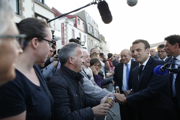 Emmanuel Macron à la rencontre d'habitants du Guilvinec dans le Finistère, le 21 juin 2018