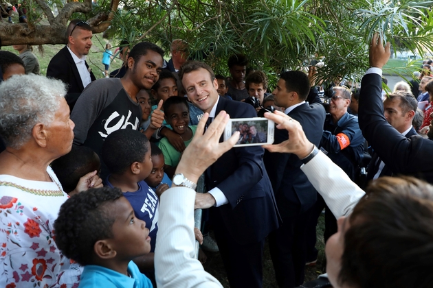 Le président Emmanuel Macron rencontre les habitants du quartier populaire de Montravel, le 4 mai 2018 à Nouméa, en Nouvelle-Calédonie 