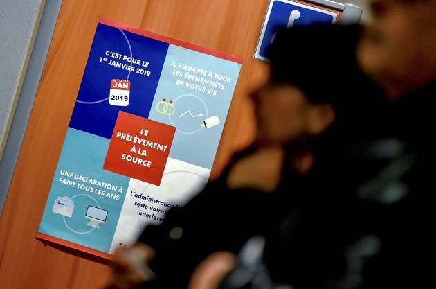 Des personnes attendent d'être reçues dans un centre des d'impôts à Amiens, le 2 janvier 2019