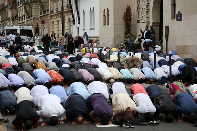 Des musulmans prient dans la rue près de la Grande Mosquée de Paris le 21 août 2018