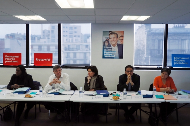 Christine de Veyrac (c), député européenne, a quitté l'UDI pour rejoindre l'équipe d'Emmanuel Macron, ici réunie le 25 février 2017 à Paris