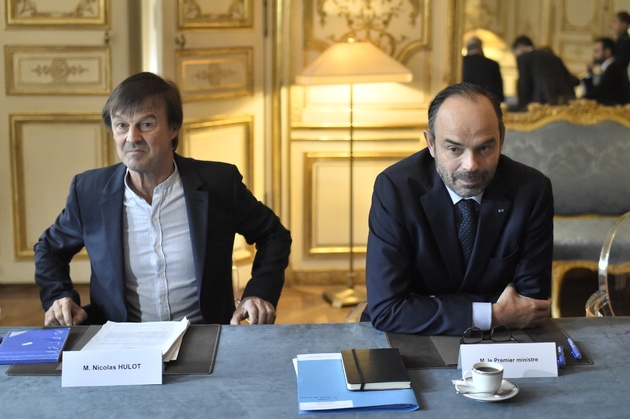 Le Premier ministre Edouard Philippe (d) et le ministre de la Transition écologique Nicolas Hulot, le 5 janvier 2018 à l'Hôtel Matignon, à Paris