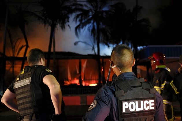 Des policiers et des pompiers sur les lieux d'un incendie après le résultat du référendum d'autodétermination, le 5 novembre 2018 à Nouméa, en Nouvelle-Calédonie