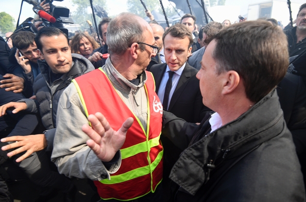 Emmanuel Macron et un employé de Whirlpool devant le site d'Amiens, le 26 avril 2017