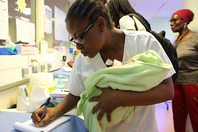 Une infirmière de la maternité de Mayotte le 14 mars 2018