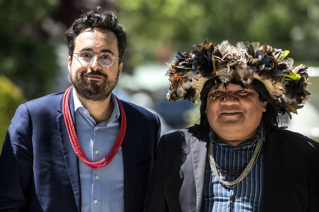 L'ancien secrétaire d'Etat français Mounir Mahjoubi (G) accompagne le chef indien brésilien Almir Narayamoga Surui le 14 mai 2019 à Paris