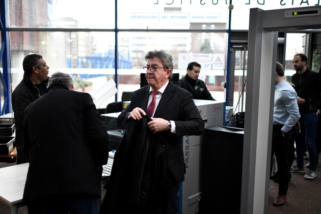 Le leader de la France insoumise Jean-Luc Mélenchon arrive le 9 décembre 2019 au tribunal correctionnel de Bobigny