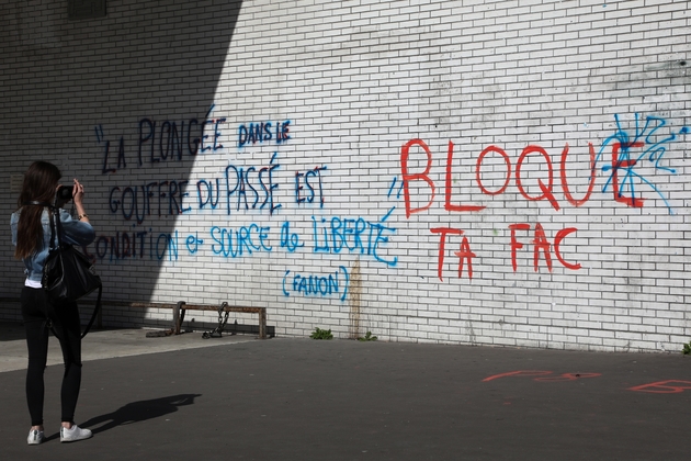 Un mur de l'université de Paris 8 à Saint-Denis (nord de Paris) le 6 avril 2018 lors d'une épisode de grève des étudiants