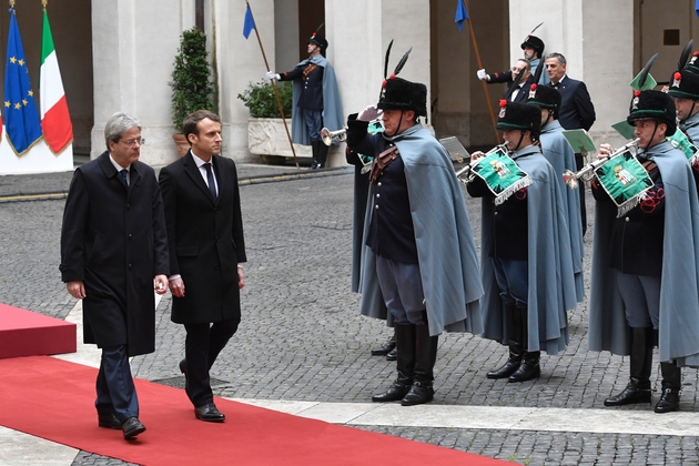 Le Premier ministre italien Paolo Gentiloni accueille Emmanuel Macron à Rome le 11 janvier 2018