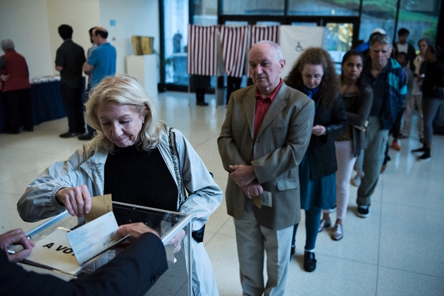 Des citoyens français font la queue pour voter pour le premier tour de l'élection présidentielle, à l'ambassade de France à Washington, le 22 avril 2017
