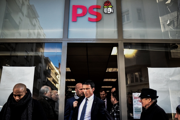 Manuel Valls à la sortie du siège du PS le 17 janvier 2017 à Villeurbanne