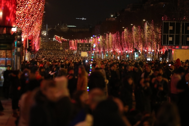 Foule sur sur les Champs Elysées, le 31 décembre 2018 à Paris 