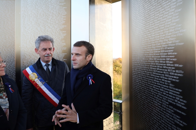 Emmanuel Macron inaugure avec le maire d' Ablain-Saint-Nazaire (Pas-de-Calais) Dominique Robillart Dominique l'anneau de la mémoire à Notre Dame de Lorette